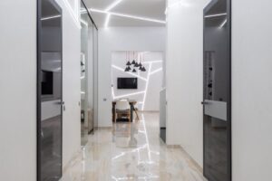 Elegante und moderne Garderobenbeleuchtung im Flur, die Stil und Atmosphäre schafft.