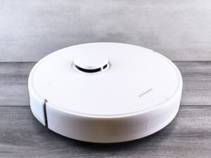 Vergleich von Xiaomi Saugrobotern mit Lasernavigation in einem modernen Wohnzimmer, das die smarten Technologien zeigt.